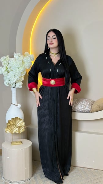 قفطان أسود بحزام أحمر وبروش ذهبي