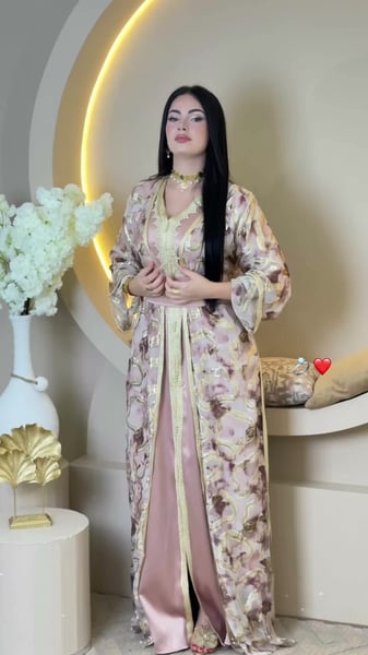 تكشيطة وردية مزهرة بتفاصيل ذهبية